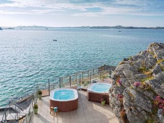 jacuzzi-exterieur-vue-mer-thalasso-roscoff-1-5edfa0841f275.jpeg