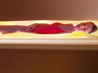 Femme sur un Lit hydrosensoriel