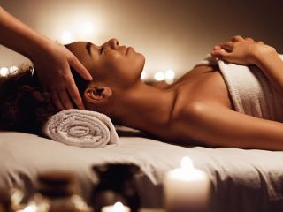 femme se faisant masser le visage