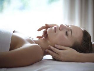 Femme reposée pendant un soin phytomer hydra originel